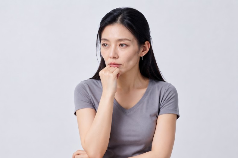 스컬트라 상담 전 볼꺼짐과 얼굴 볼륨 소실로 피곤해 보이는 인상을 고민하는 여성 이미지