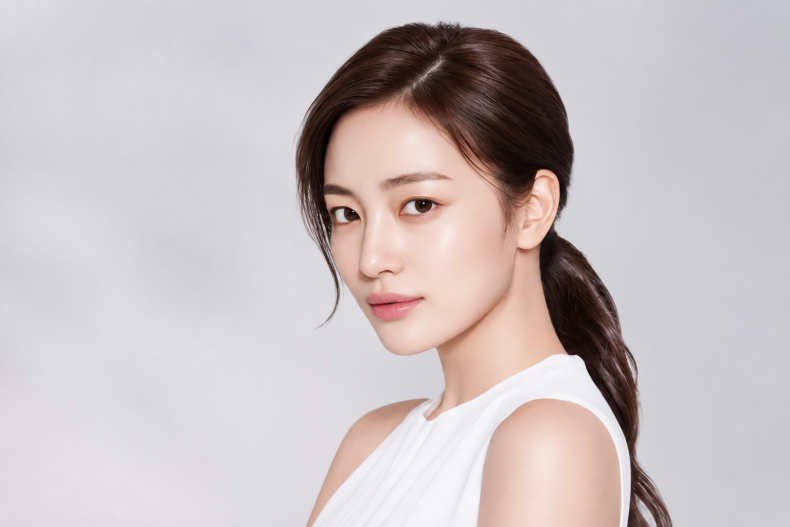 스컬트라 PLLA가 피부 속 콜라겐 생성을 자극해 자연스러운 볼륨을 만드는 원리를 표현한 이미지