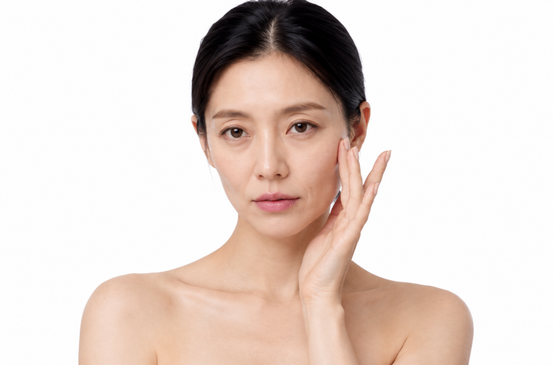40대 여성이 얼굴을 만지며 피부 탄력 저하와 피부 노화 고민을 표현하는 모습